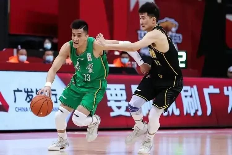 浓眉40+13詹皇14中5獭兔25+8+7湖人不敌绿军　NBA圣诞大战焦点战，湖人主场迎战凯尔特人，湖人上一场终结连败，目前16胜14负排在西部第9位，凯尔特人则是22胜6负高居东部榜首，本场比赛波尔津吉斯迎来复出。